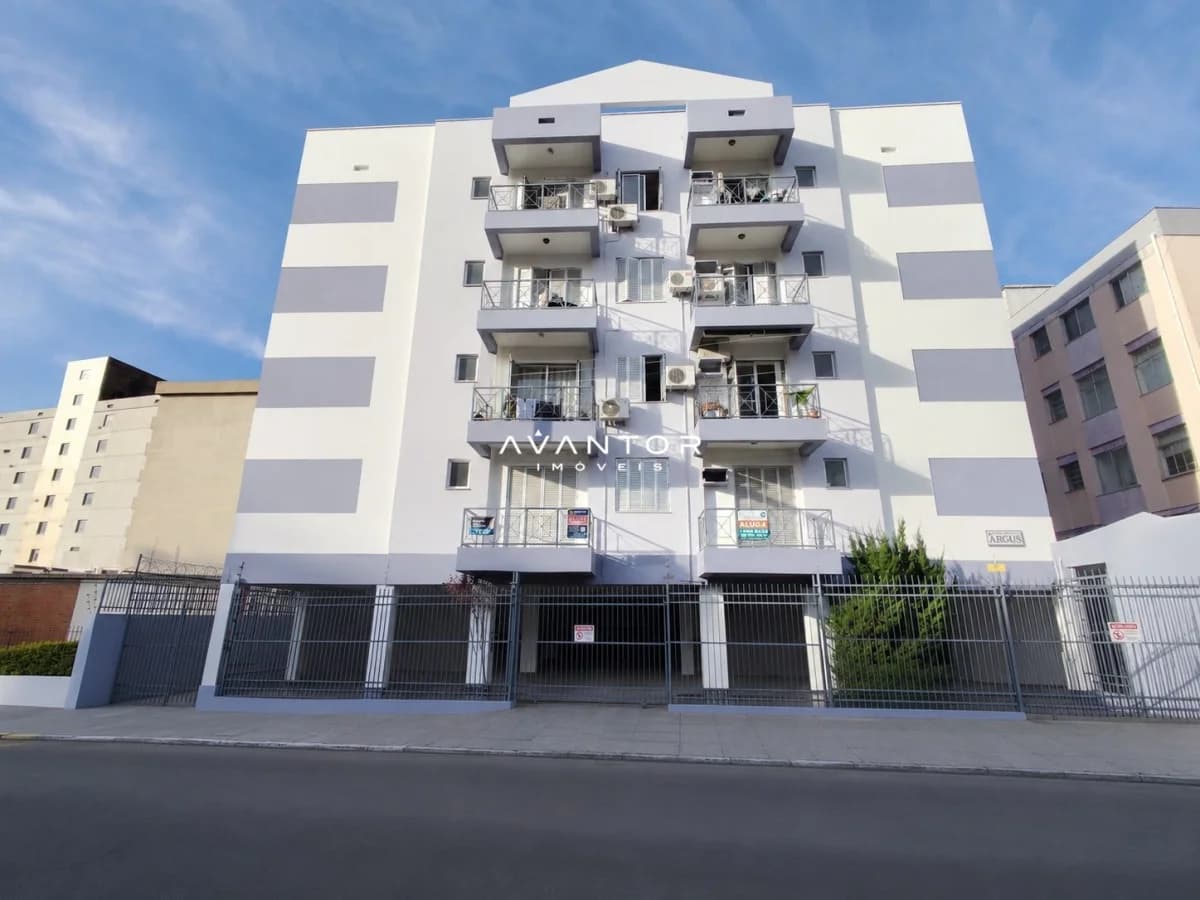 Fachada do edifício com sacadas — Apartamento com 2 quartos para alugar em Nossa Senhora de Fátima, Santa Maria/RS