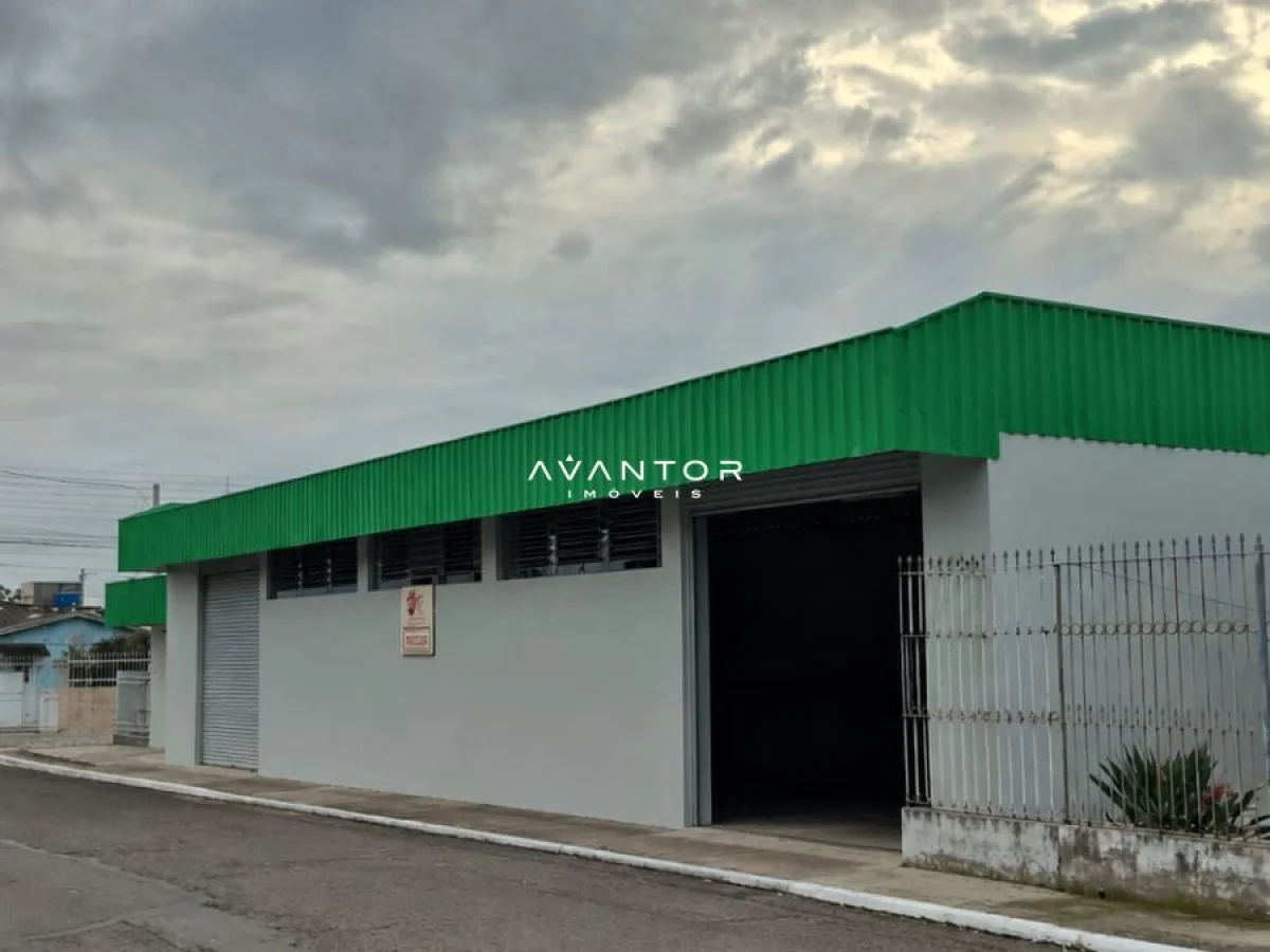 Fachada da casa com telhado verde — Pavilhão com 2 salas para alugar em Nossa Senhora Medianeira, Santa Maria/RS