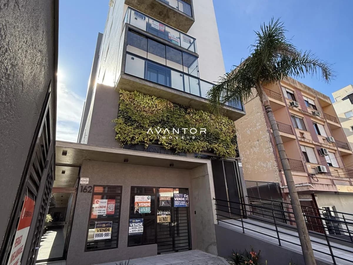 Fachada do prédio com jardim vertical — Sala Comercial com 1 sala à venda em Nossa Senhora das Dores, Santa Maria/RS