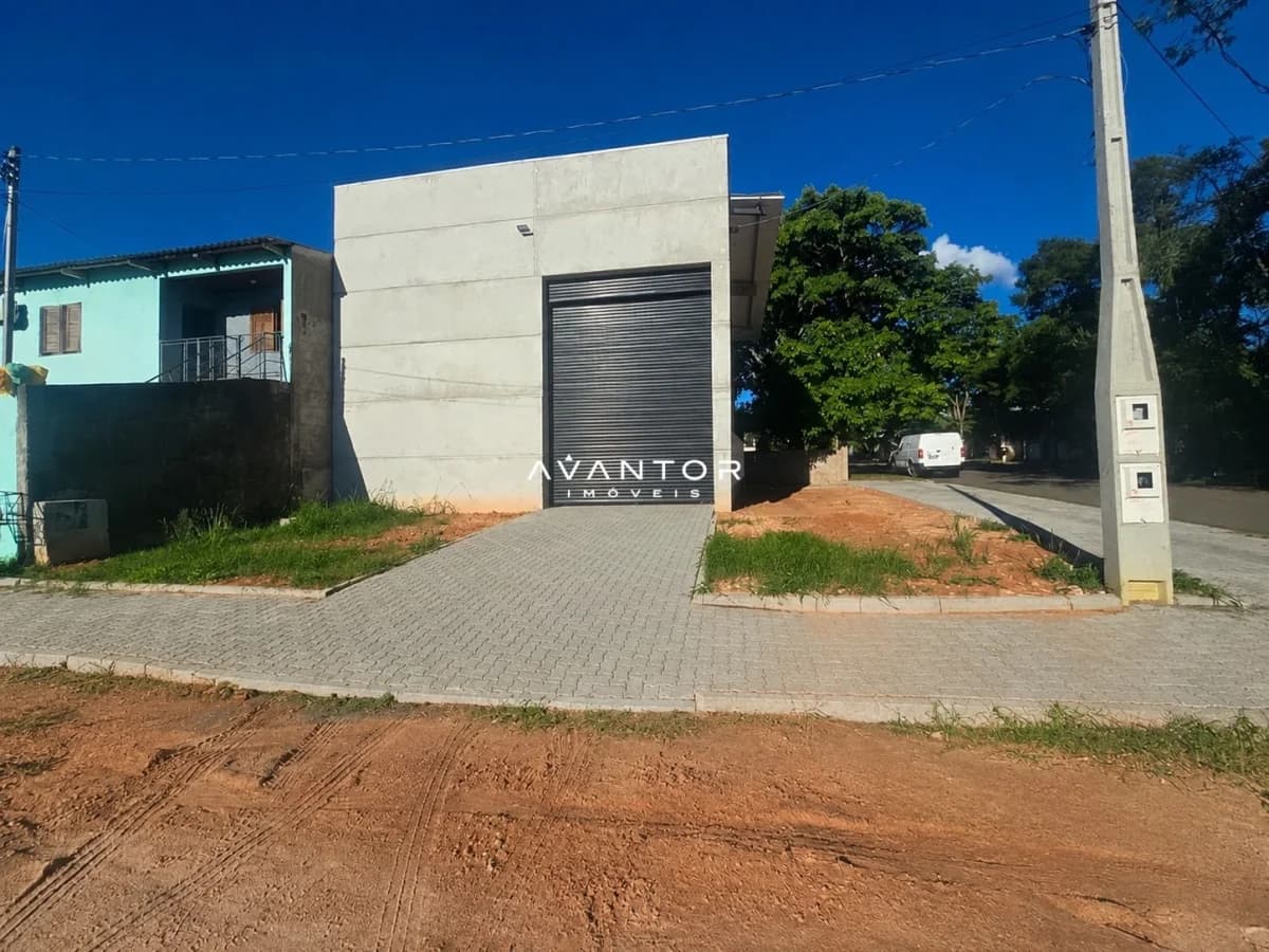 Fachada da casa com garagem — Pavilhão com 1 sala para alugar em Tomazetti, Santa Maria/RS