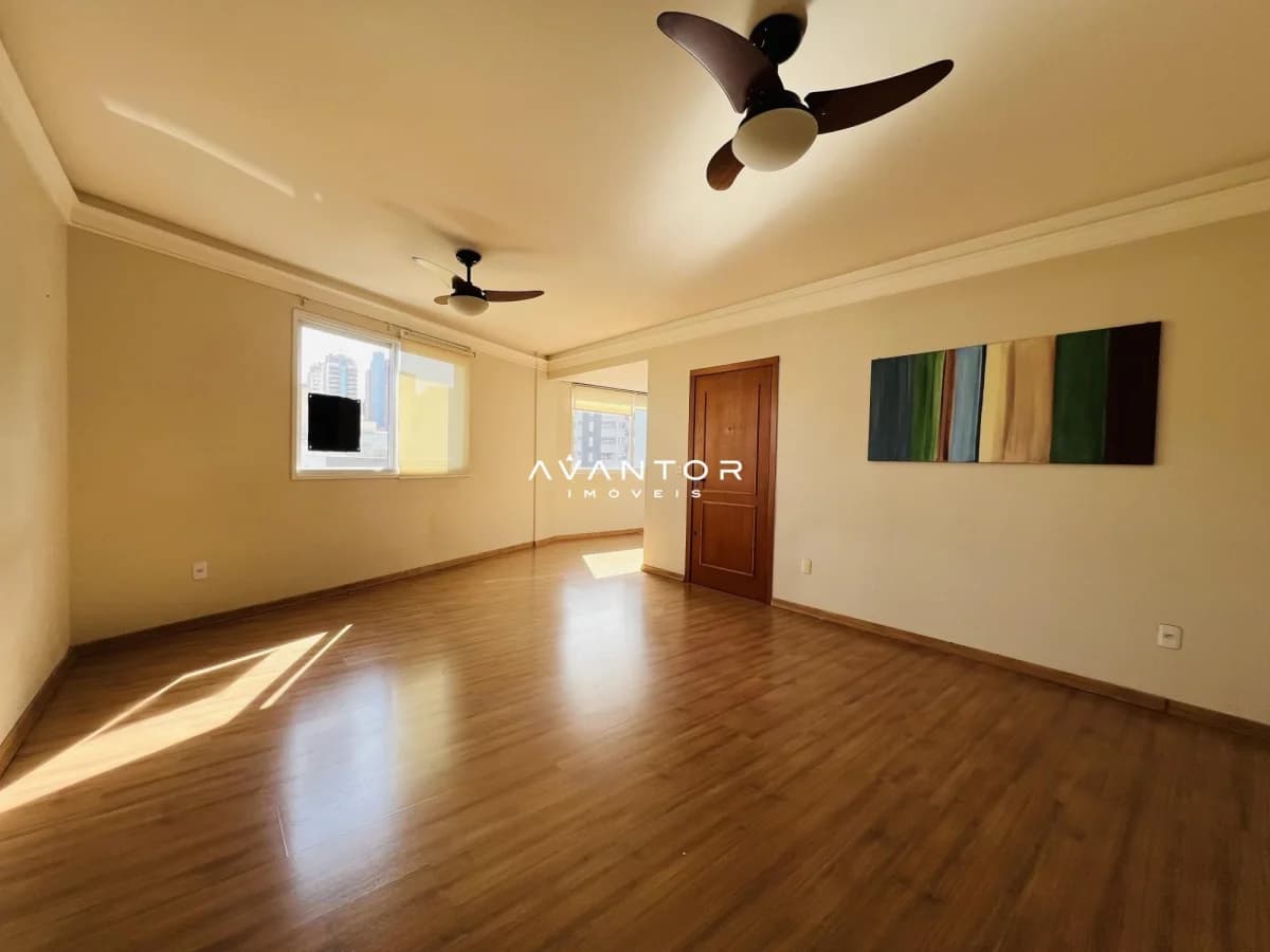 Sala com piso de madeira e ventilador de teto — Apartamento com 3 quartos à venda em Centro, Santa Maria/RS