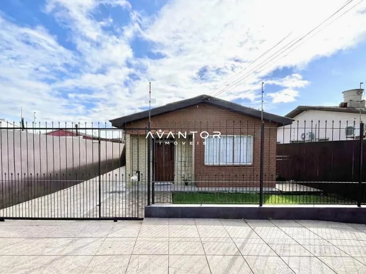 Fachada da casa com portão e garagem — Casa com 3 quartos à venda em Pinheiro Machado, Santa Maria/RS