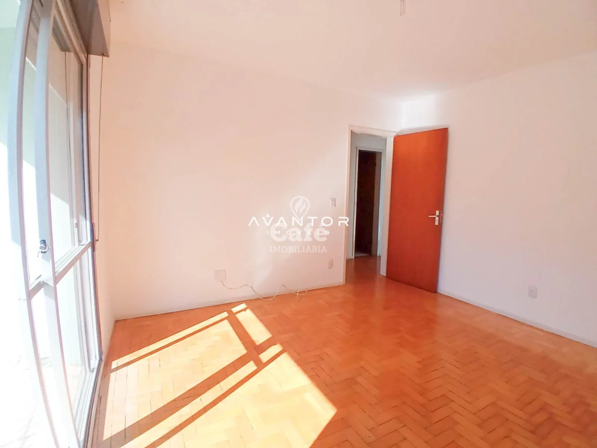 Dormitório com piso em madeira — Apartamento com 3 quartos à venda em Nossa Senhora de Fátima, Santa Maria/RS