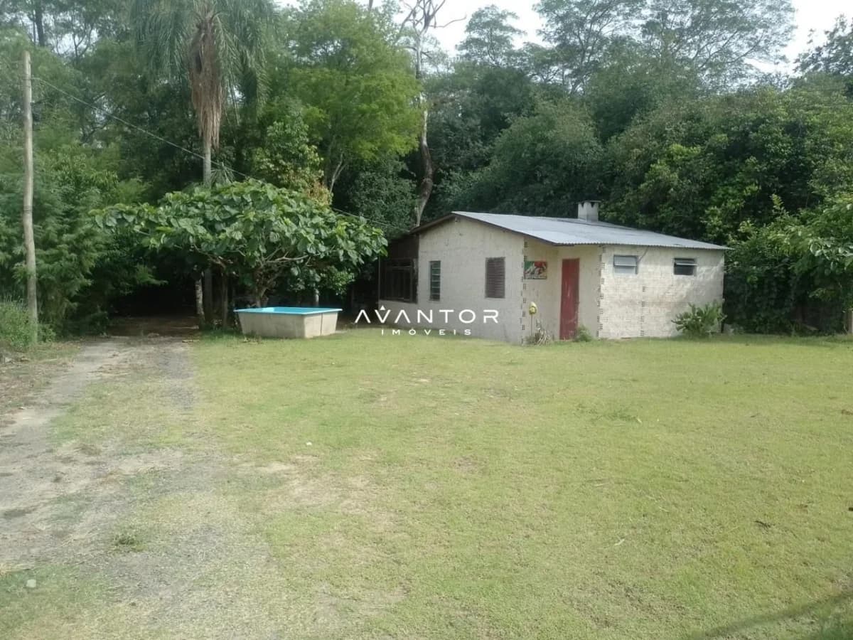 Fachada da casa com piscina e terreno — Chácara com 2 quartos à venda em Arroio Grande, Santa Maria/RS