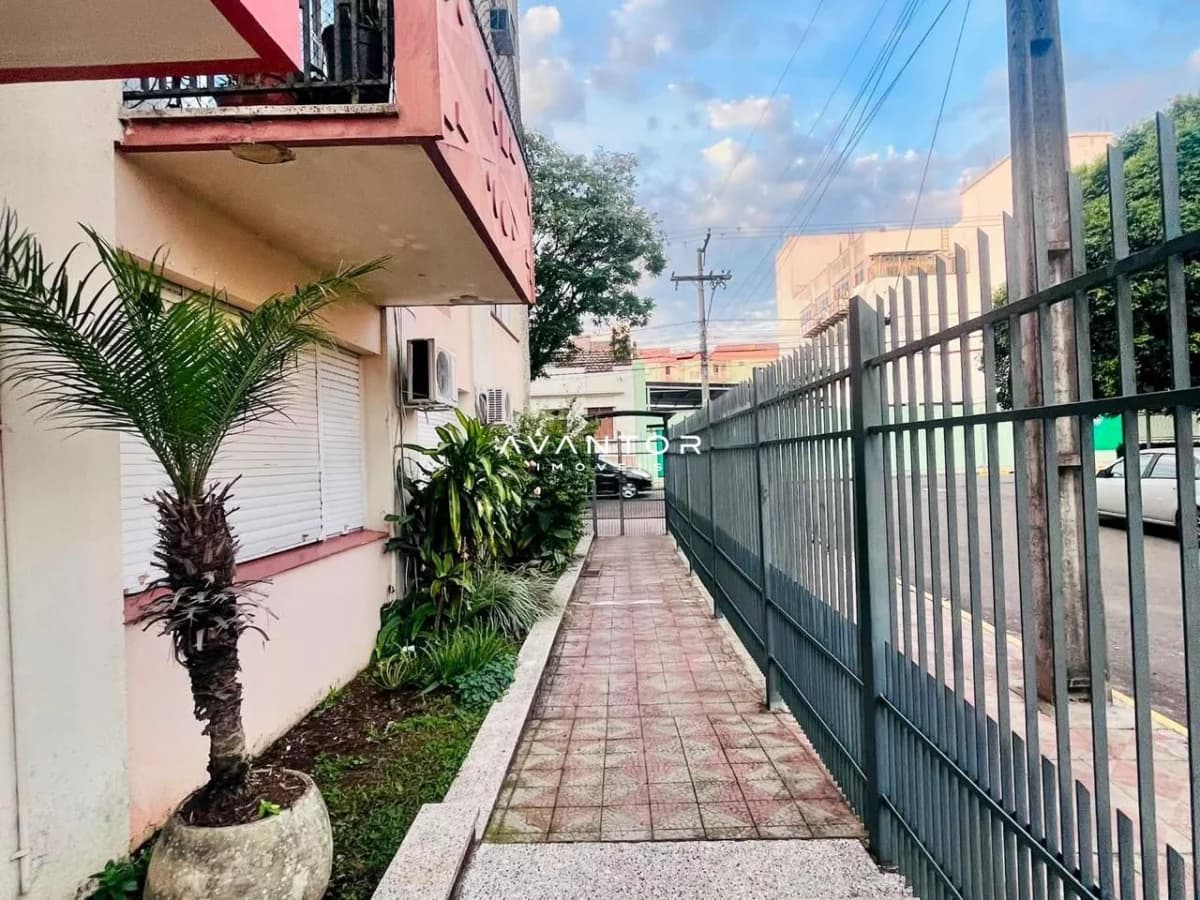 Fachada da casa com acesso lateral — Apartamento com 2 quartos à venda no Edificio Mendes Nunes, em Bonfim, Santa Maria/RS