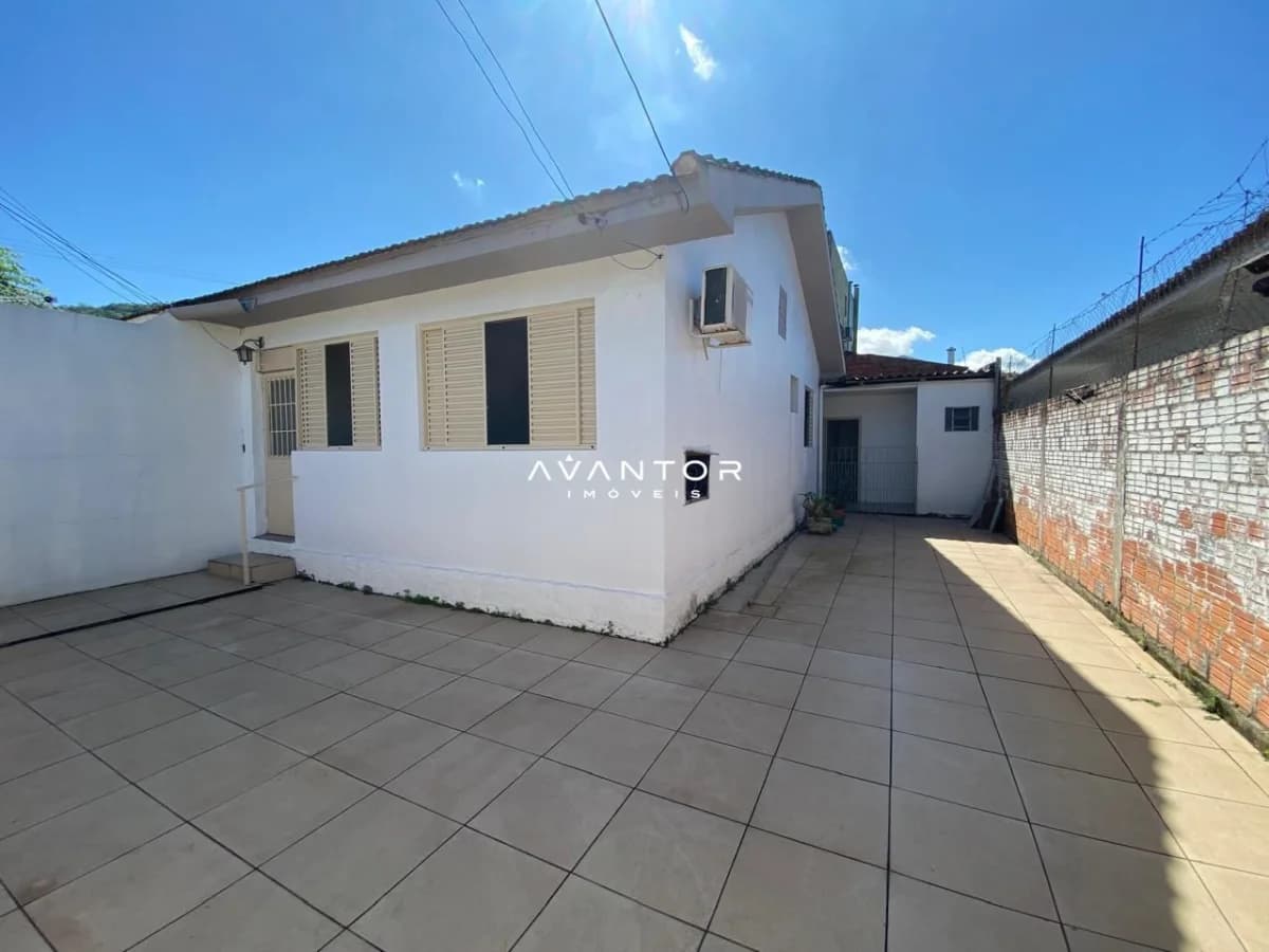 Fachada da casa com pátio — Casa com 2 quartos à venda em Nossa Senhora do Perpétuo Socorro, Santa Maria/RS