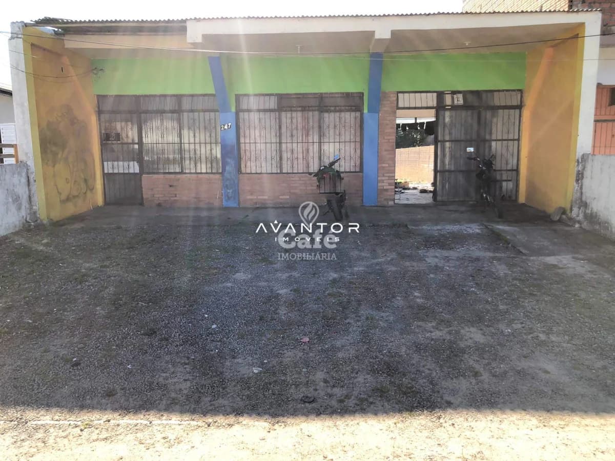 Garagem com portas e pilares — Terreno com 1 quarto à venda em Pinheiro Machado, Santa Maria/RS