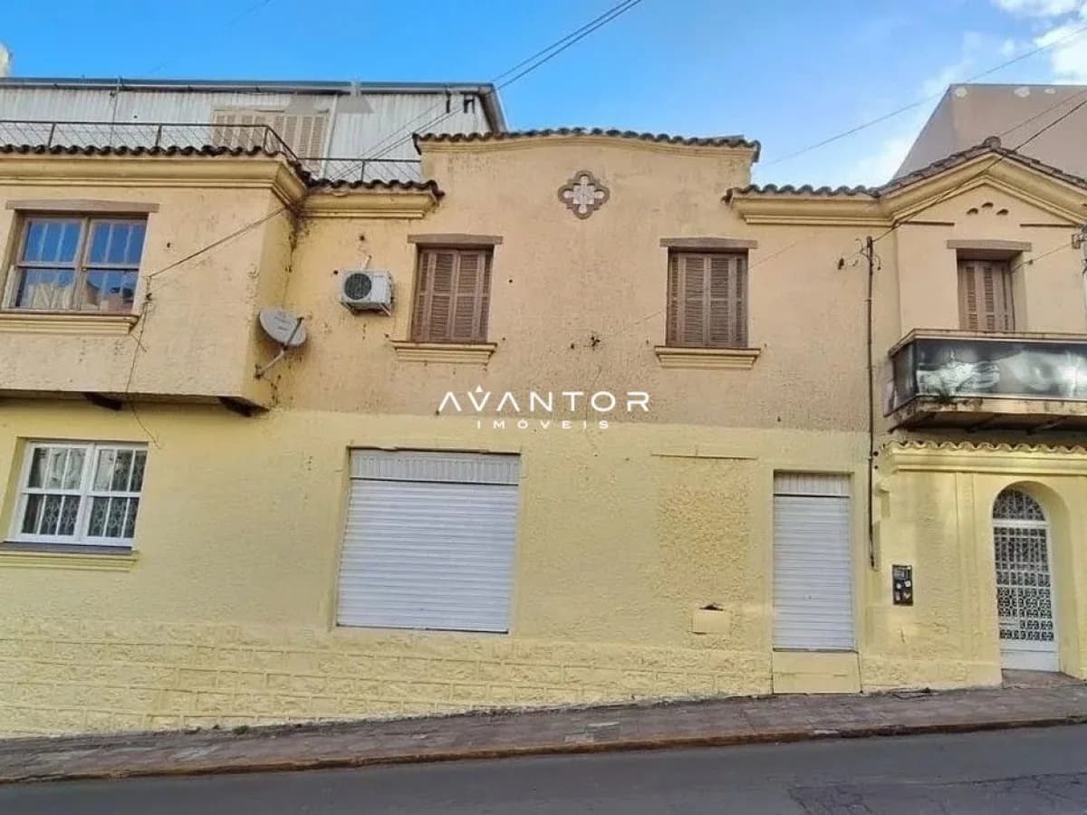 Fachada da casa com acabamento em tons amarelos — Loja com 4 salas para alugar em Centro, Santa Maria/RS
