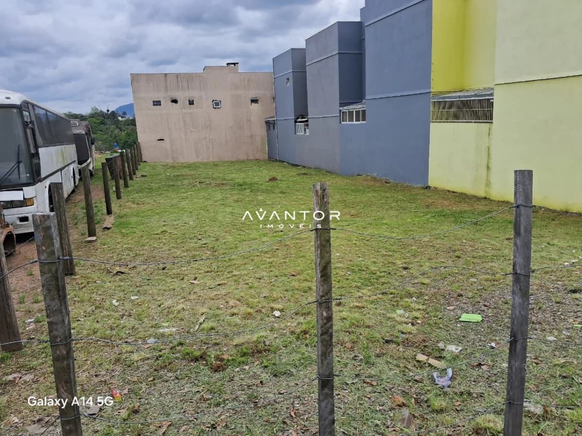 Terreno com casarões vizinhos — Terreno à venda em Lorenzi, Santa Maria/RS