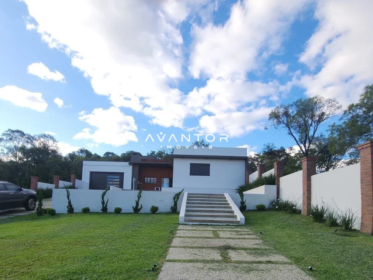 Fachada da casa com arquitetura contemporânea — Casa com 3 quartos à venda em Parque Serrano I, Itaara/RS
