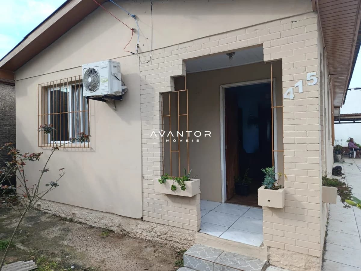 Fachada da casa com hall de entrada — Casa com 2 quartos à venda em Nossa Senhora do Rosário, Santa Maria/RS