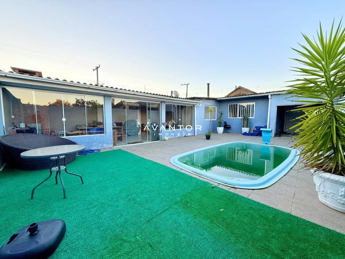 Área externa com piscina e pátio — Casa com 2 quartos à venda em Juscelino Kubitschek, Santa Maria/RS
