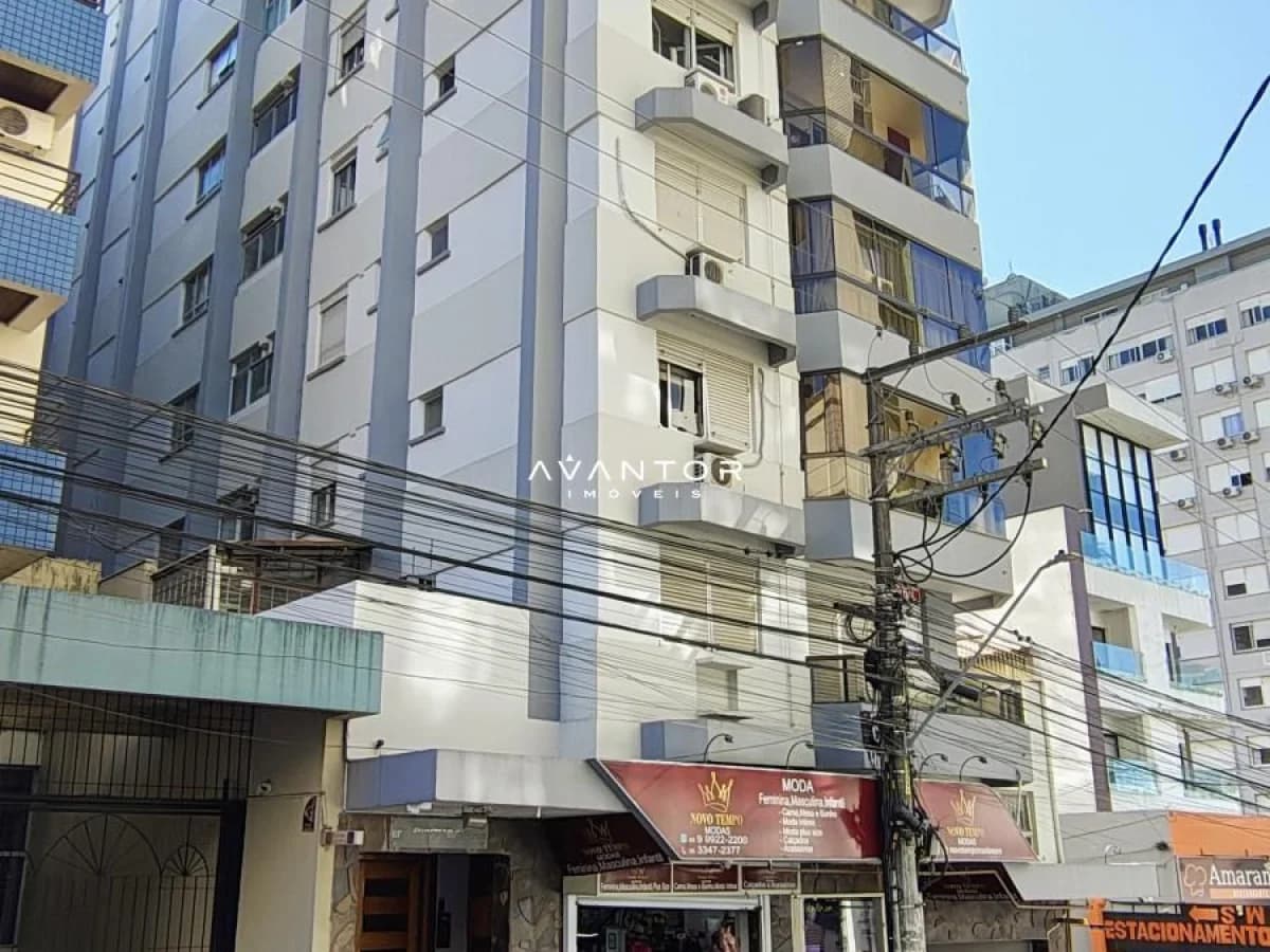 Fachada do prédio com lojas no térreo — Apartamento com 2 quartos à venda em Centro, Santa Maria/RS