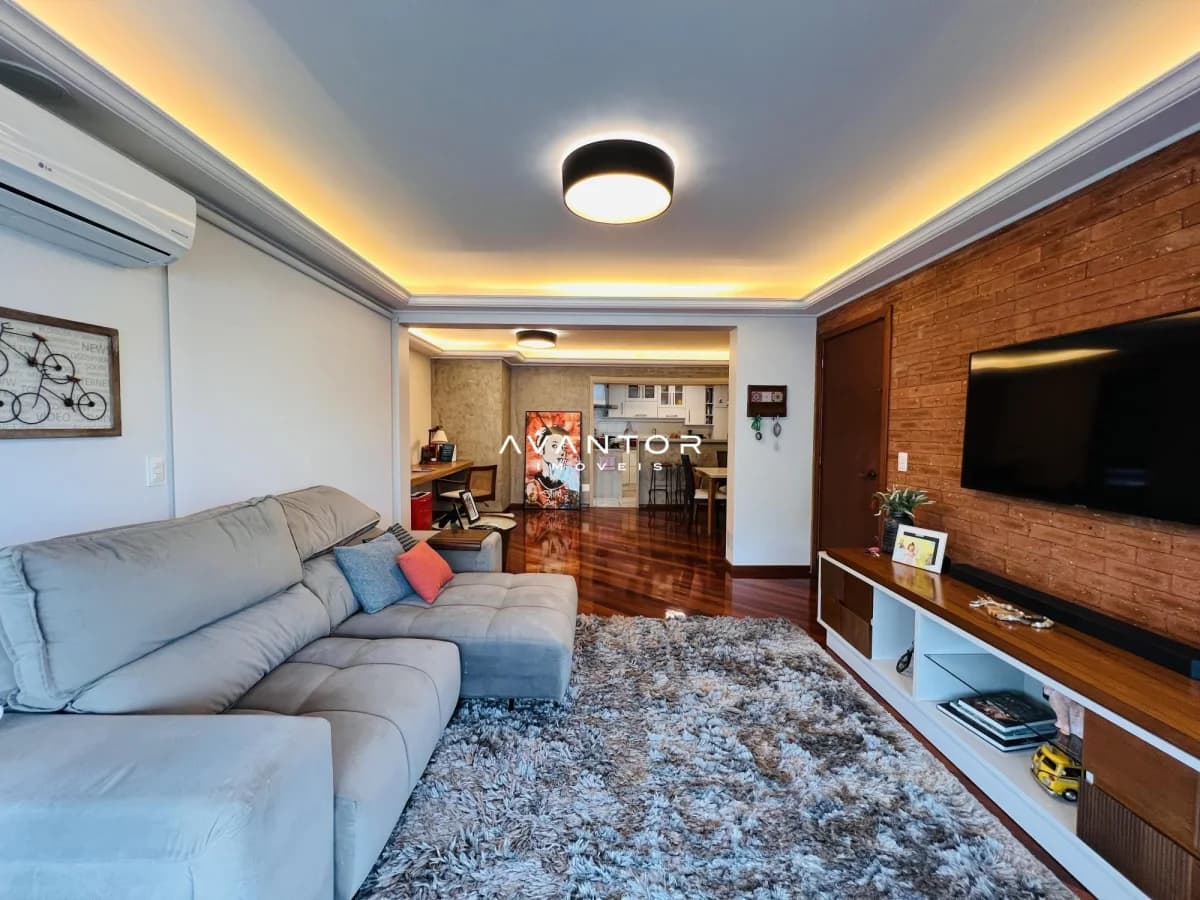 Sala de estar com painel em madeira e TV — Apartamento com 3 quartos à venda em Nossa Senhora de Fátima, Santa Maria/RS