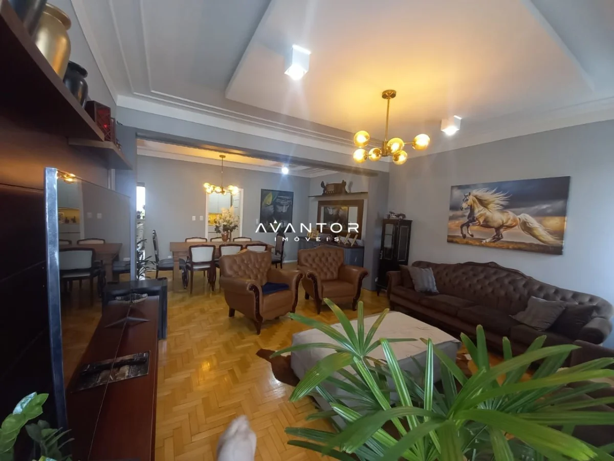 Sala de estar com sofá e poltronas — Apartamento com 3 quartos à venda no Edifício Guarapari - A, em Centro, Santa Maria/RS