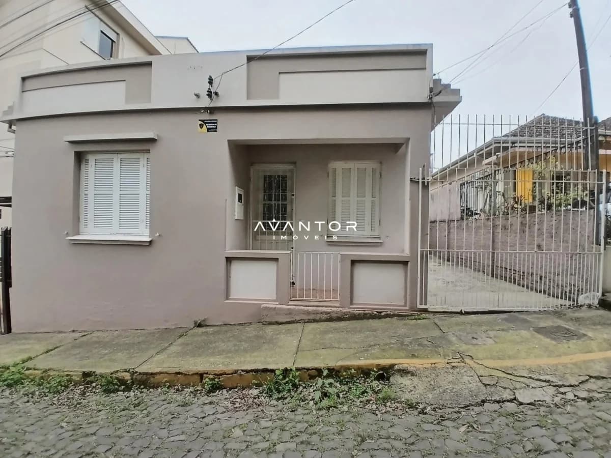 Fachada da casa com garagem — Casa com 4 quartos à venda em Centro, Santa Maria/RS