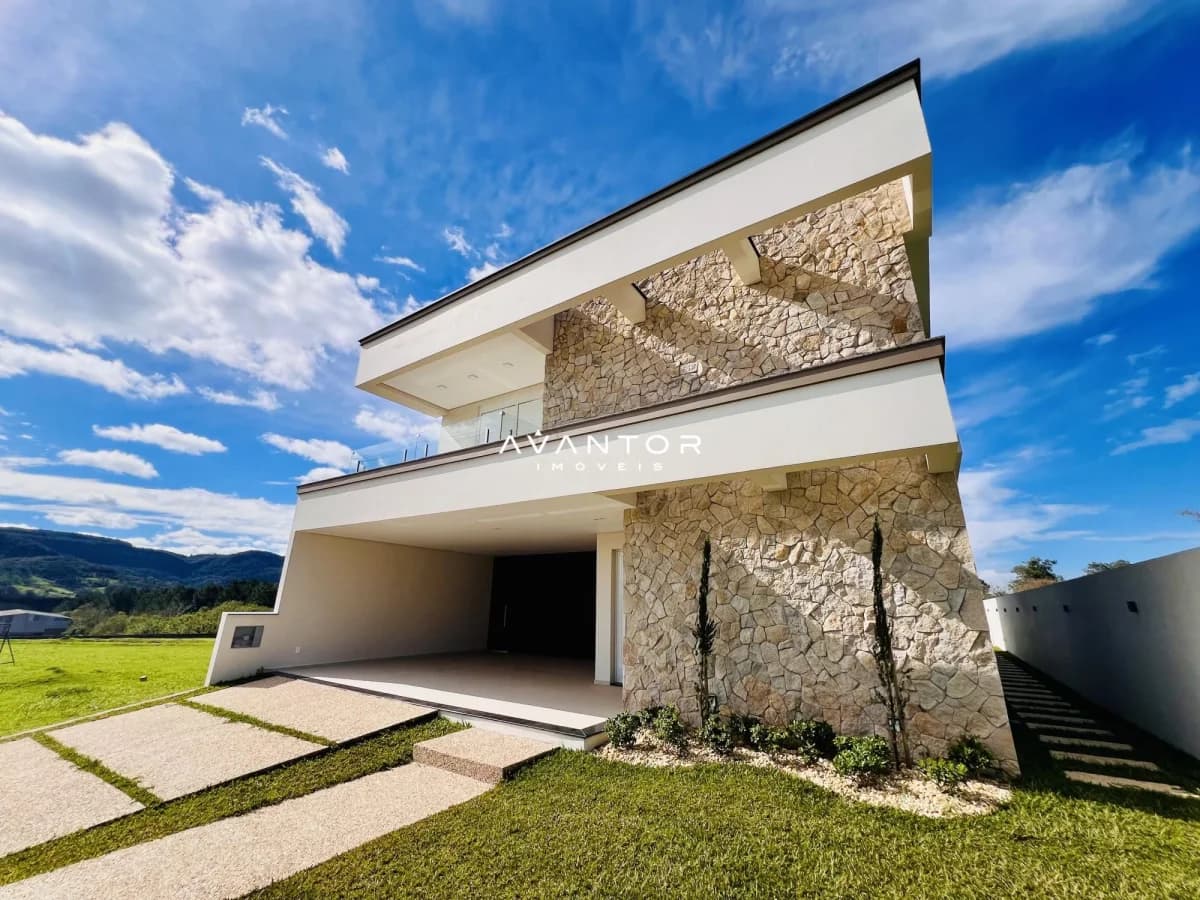 Fachada da casa com garagem — Casa com 3 quartos à venda no Vista de São José, em São José, Santa Maria/RS