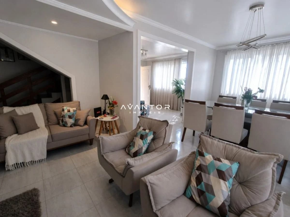 Suíte com sala integrada e poltronas — Casa com 4 quartos à venda em Centro, Santa Maria/RS