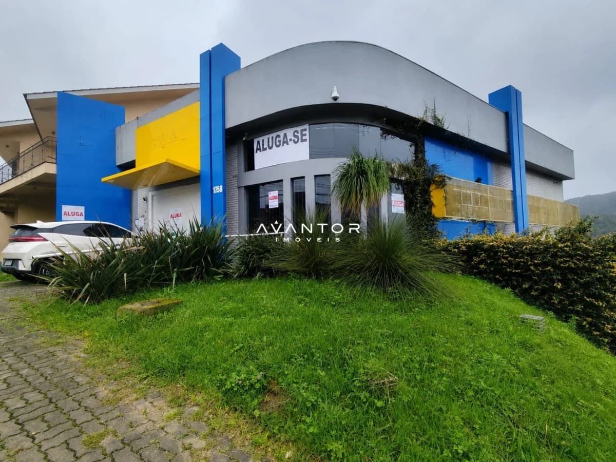 Fachada da construção com elementos azuis e amarelos — Loja com 8 salas para alugar em Km 3, Santa Maria/RS