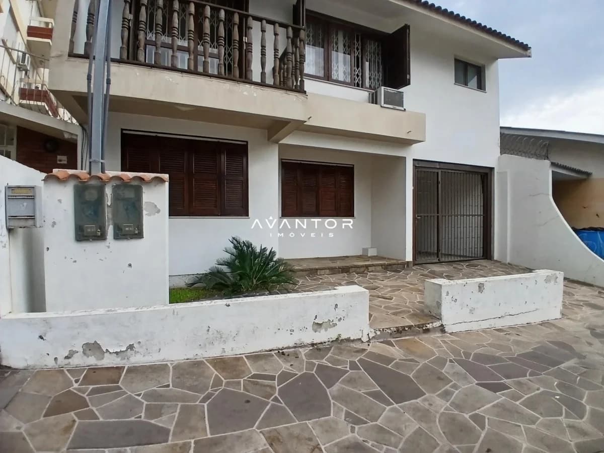 Fachada da casa com pátio — Casa Comercial com 3 salas para alugar em Nossa Senhora de Fátima, Santa Maria/RS