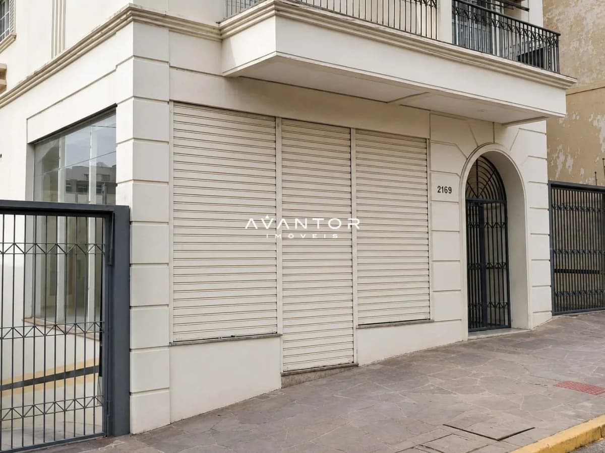 Fachada com garagem de enrolar — Sala Comercial com 3 salas para alugar em Centro, Santa Maria/RS
