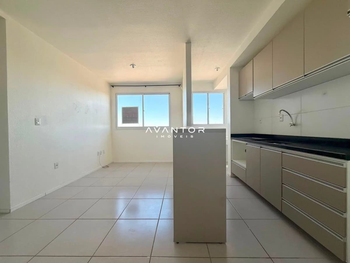 Cozinha integrada à sala com armários planejados — Apartamento com 2 quartos à venda em Patronato, Santa Maria/RS