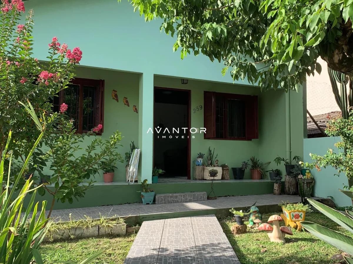 Fachada da casa com pátio e plantas — Casa com 2 quartos à venda em Urlândia, Santa Maria/RS