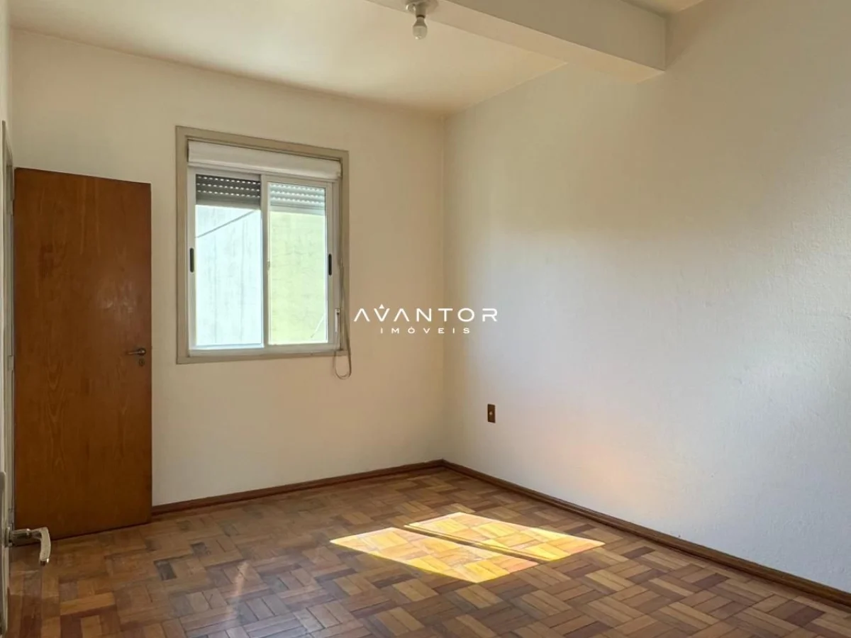 Dormitório com janela e porta — Apartamento com 2 quartos para alugar em Centro, Santa Maria/RS