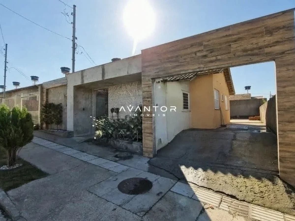 Fachada da casa com pátio — Casa com 2 quartos à venda em Diácono João Luiz Pozzobon, Santa Maria/RS