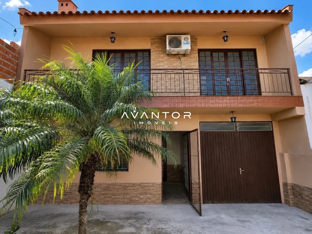 Fachada da casa com garagem — Casa com 4 quartos à venda em Nossa Senhora Medianeira, Santa Maria/RS