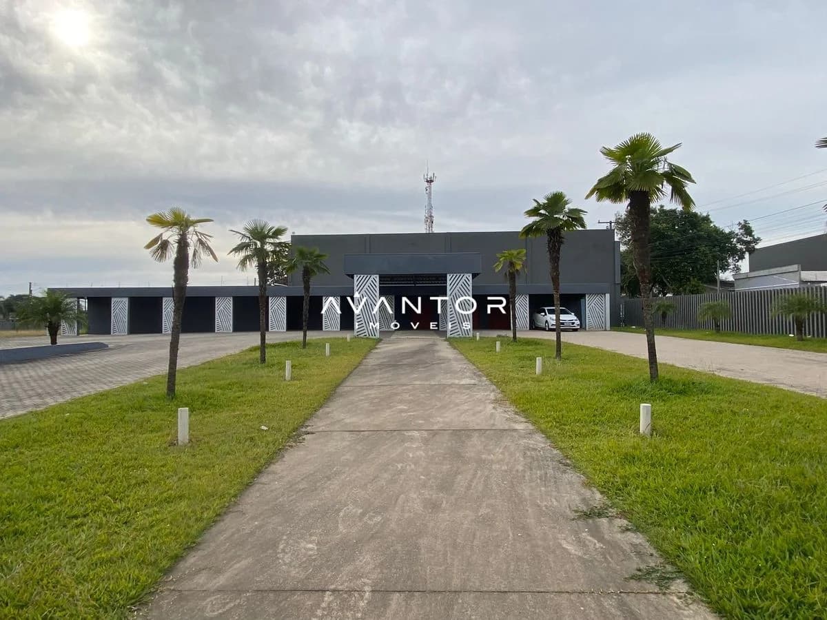 Fachada do prédio com paisagismo — Pavilhão com 5 salas para alugar em Patronato, Santa Maria/RS