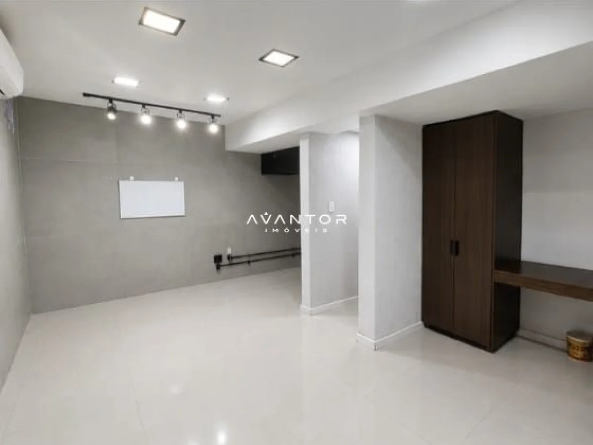 Sala de estar integrada com armários planejados — Casa Comercial com 9 salas à venda em Centro, Santa Maria/RS