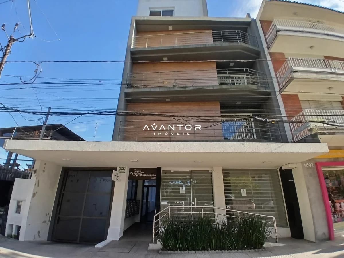 Fachada do prédio com lojas e sacadas — Apartamento com 1 quarto para alugar em Nossa Senhora de Fátima, Santa Maria/RS