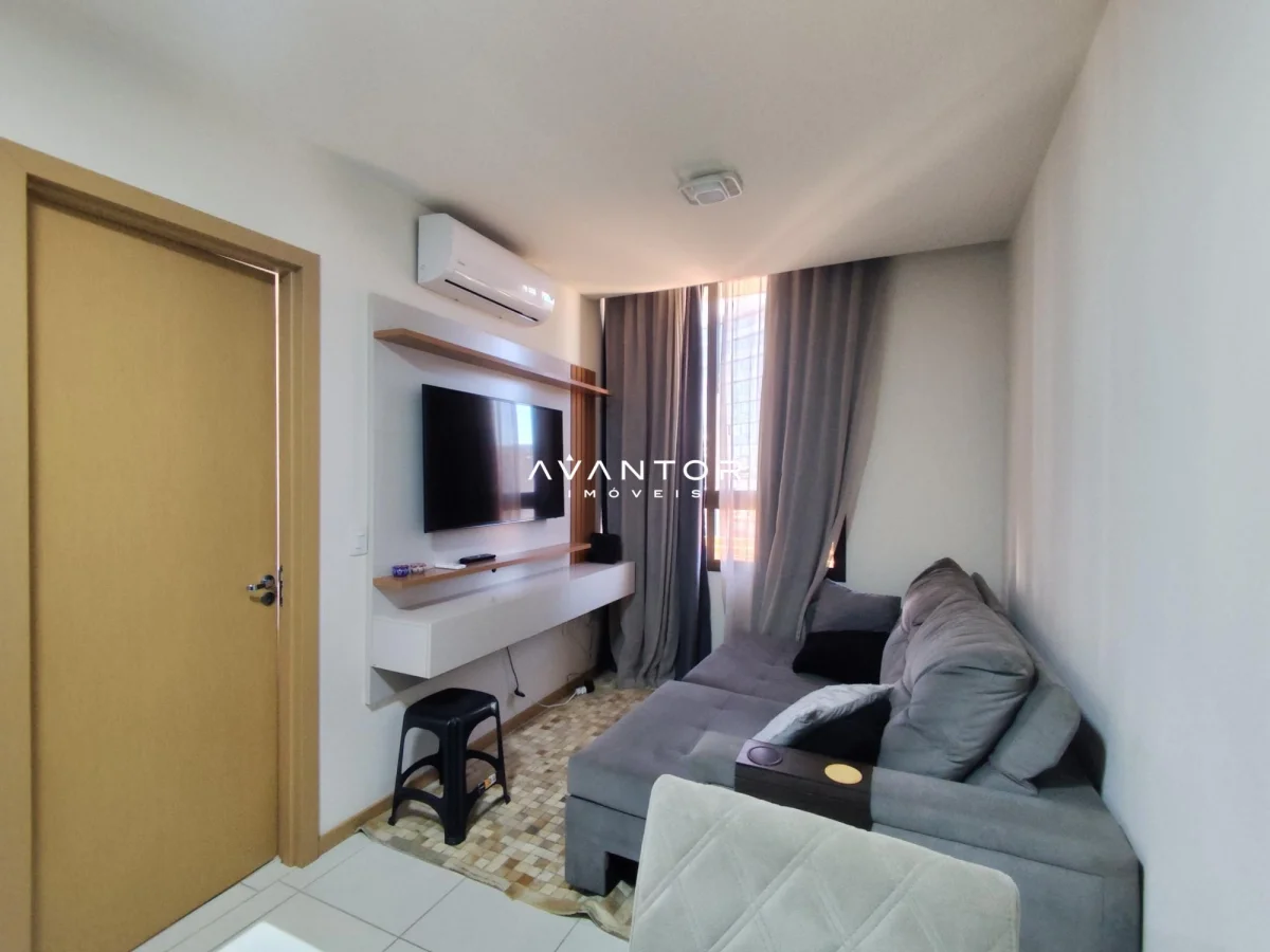 Sala de estar com home theater integrado — Apartamento com 1 quarto para alugar em Centro, Santa Maria/RS