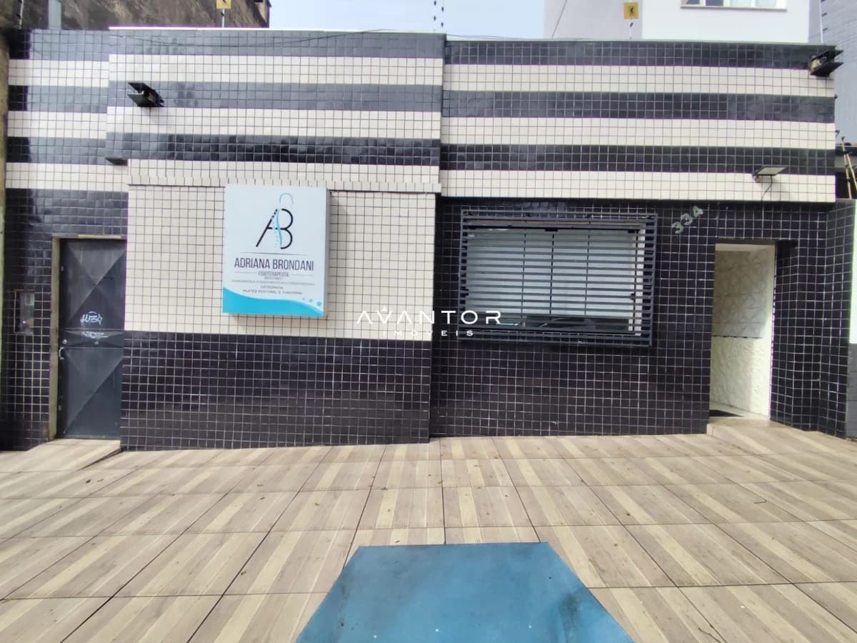 Fachada da casa com revestimento em azulejo — Sala Comercial com 1 sala para alugar em Centro, Santa Maria/RS