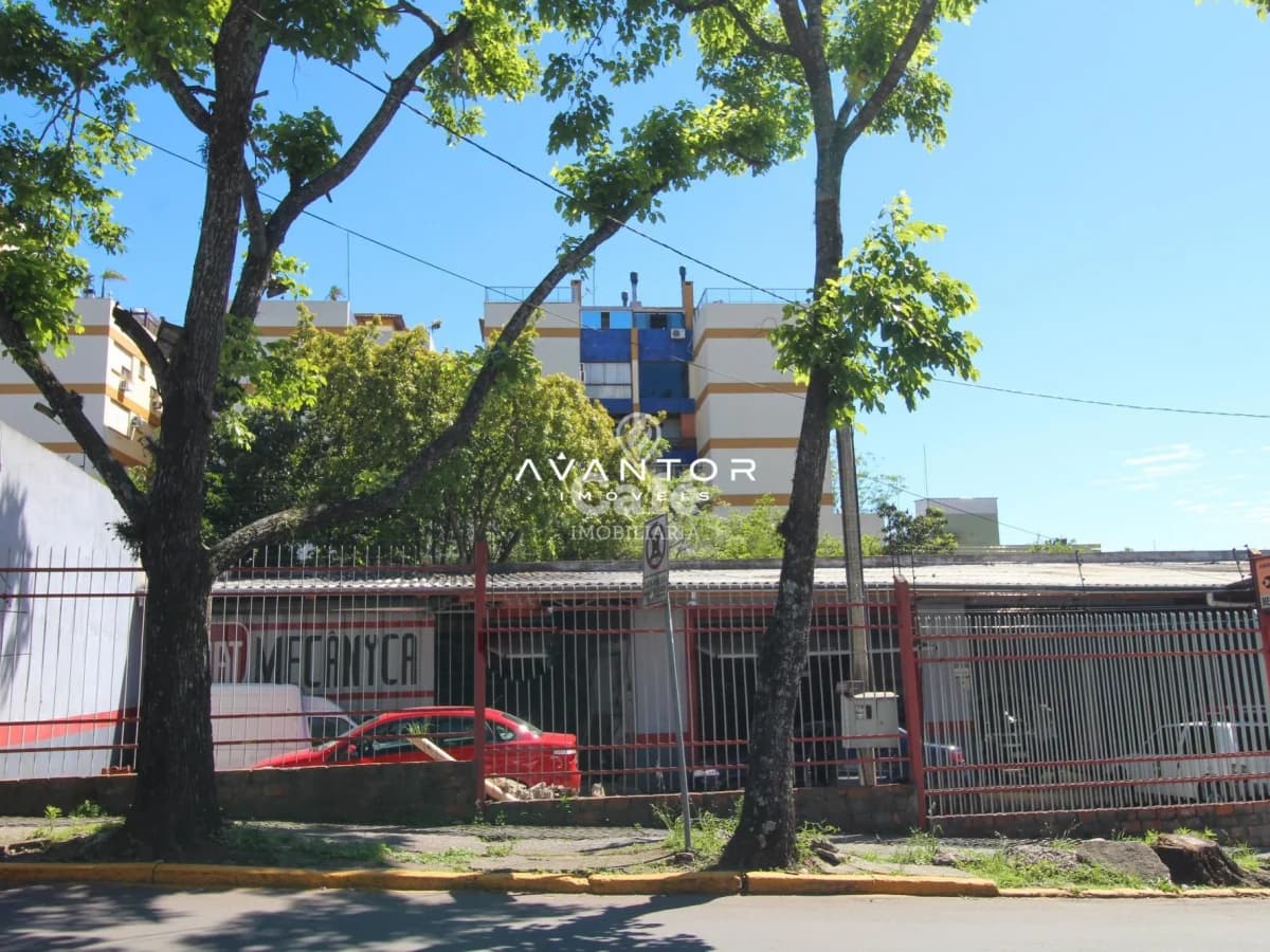 Fachada do imóvel com edifício ao fundo — Terreno à venda em Centro, Santa Maria/RS