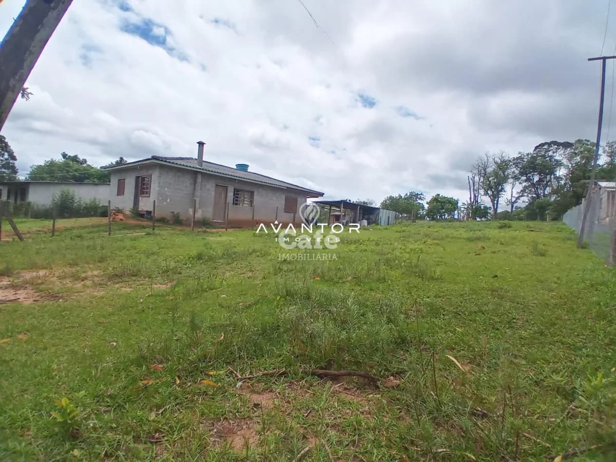 Fachada da casa com terreno amplo — Terreno à venda em Passo das Tropas, Santa Maria/RS