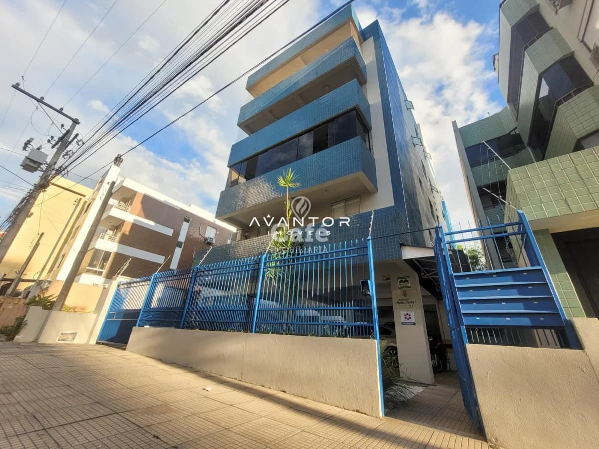 Fachada do prédio com portão azul — Apartamento com 2 quartos à venda em Nossa Senhora de Fátima, Santa Maria/RS