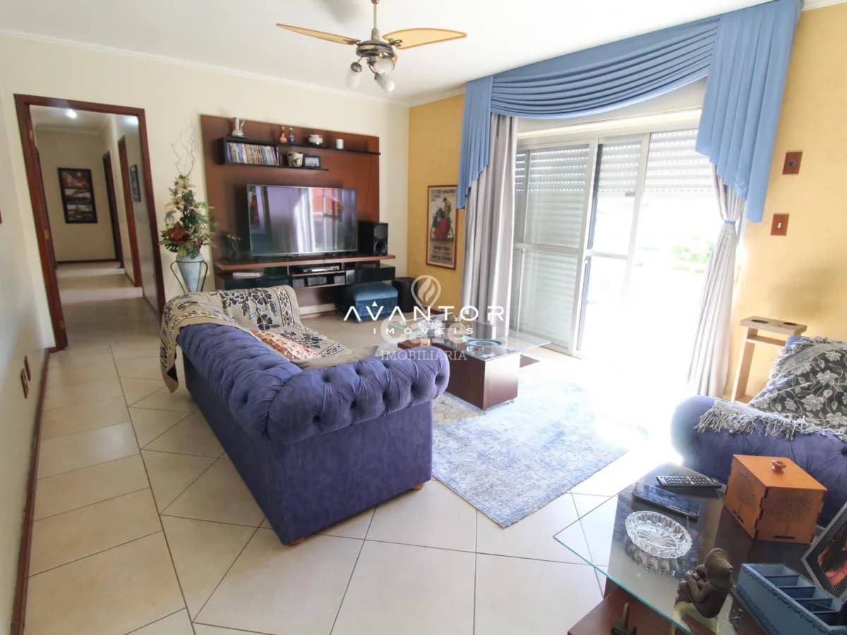 Amplo apartamento,com 3 dormitórios,sendo 1 suíte,escritório,sacada e duas vagas de garage — Apartamento com 4 quartos à venda em Nossa Senhora de Fátima, Santa Maria/RS