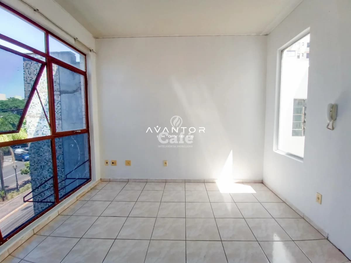 Sala com sacada e porta para área externa — Sala Comercial com 3 salas à venda em Centro, Santa Maria/RS