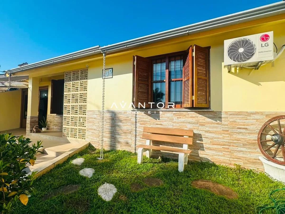 Fachada da casa com jardim frontal — Casa com 4 quartos à venda em Camobi, Santa Maria/RS