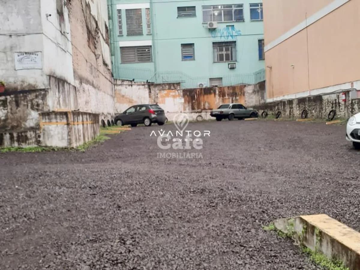 Garagem com vagas para estacionamento — Terreno à venda em Centro, Santa Maria/RS