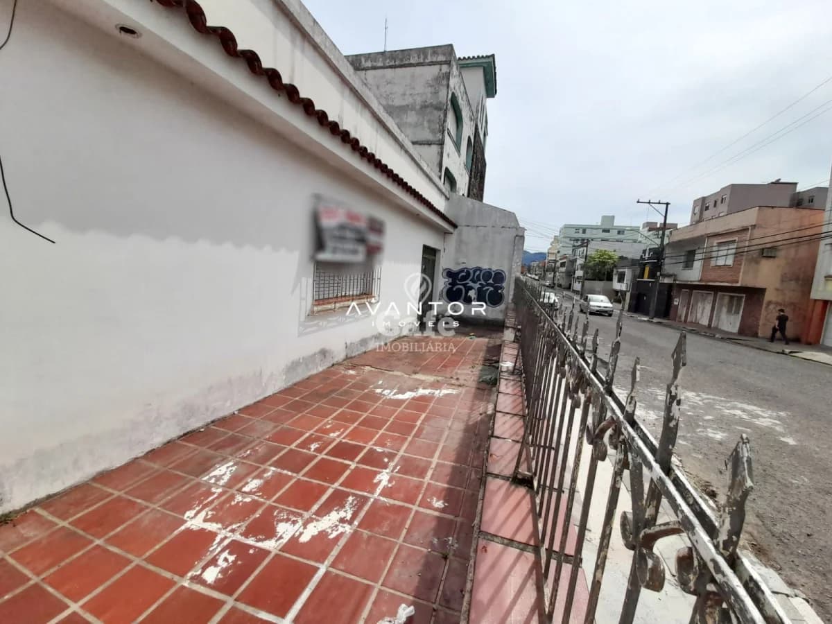 Sacada com piso em cerâmica vermelha — Terreno à venda em Centro, Santa Maria/RS