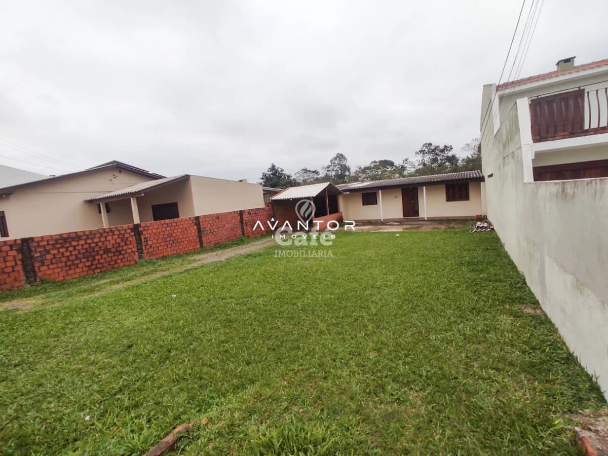 Casa com 03 dormitórios e amplo terreno no residencial Lopes — Casa com 3 quartos à venda em Pinheiro Machado, Santa Maria/RS