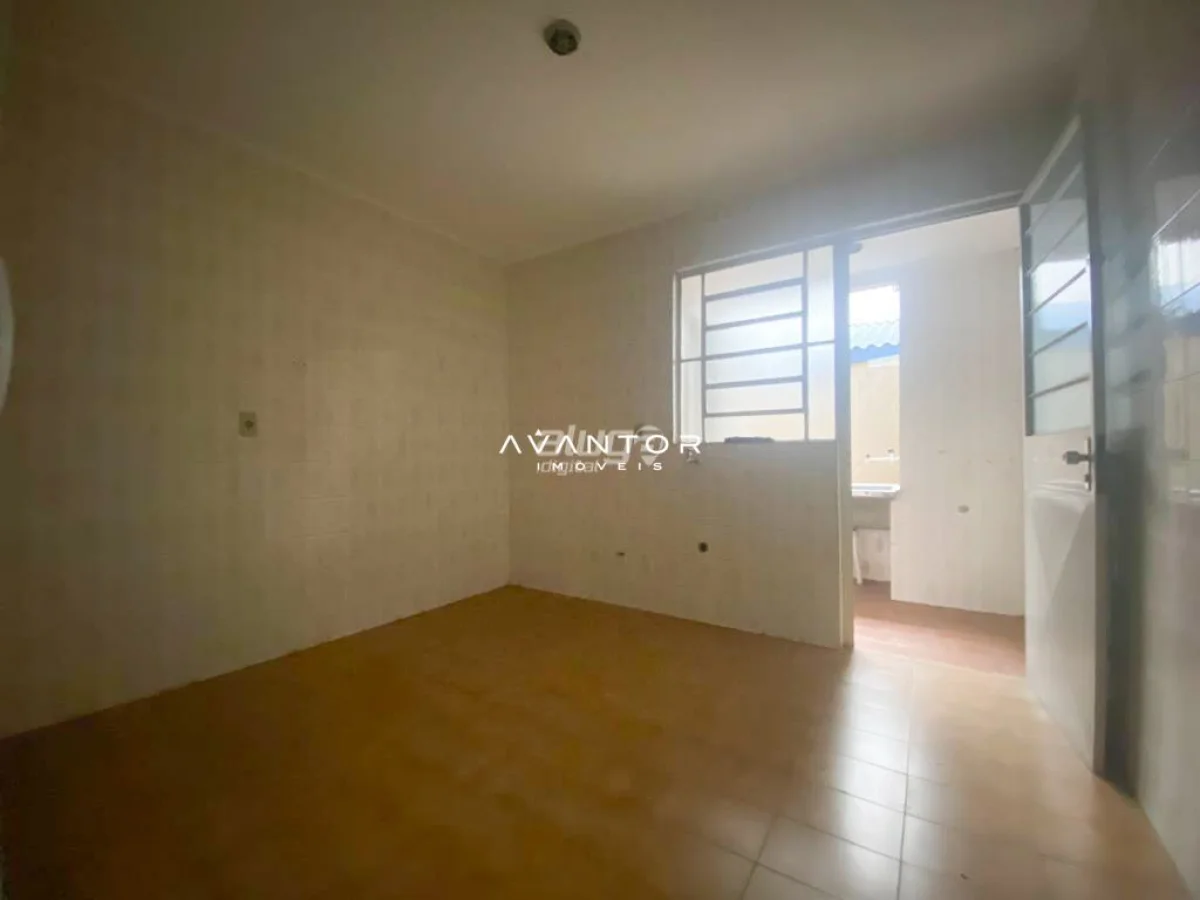 Dormitório com janela e acesso ao banheiro — Apartamento com 2 quartos à venda em Nossa Senhora de Fátima, Santa Maria/RS