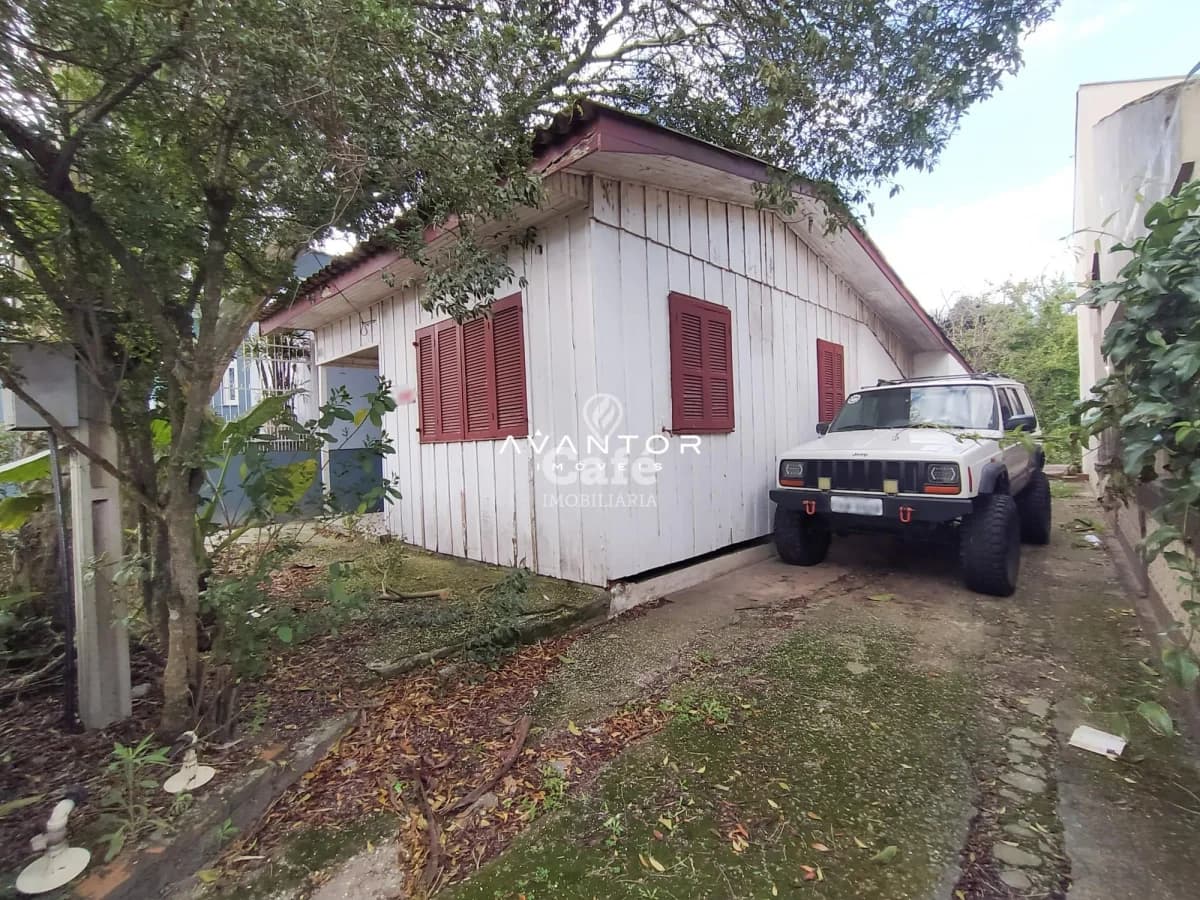 Fachada da casa com garagem — Terreno à venda em Nossa Senhora Medianeira, Santa Maria/RS
