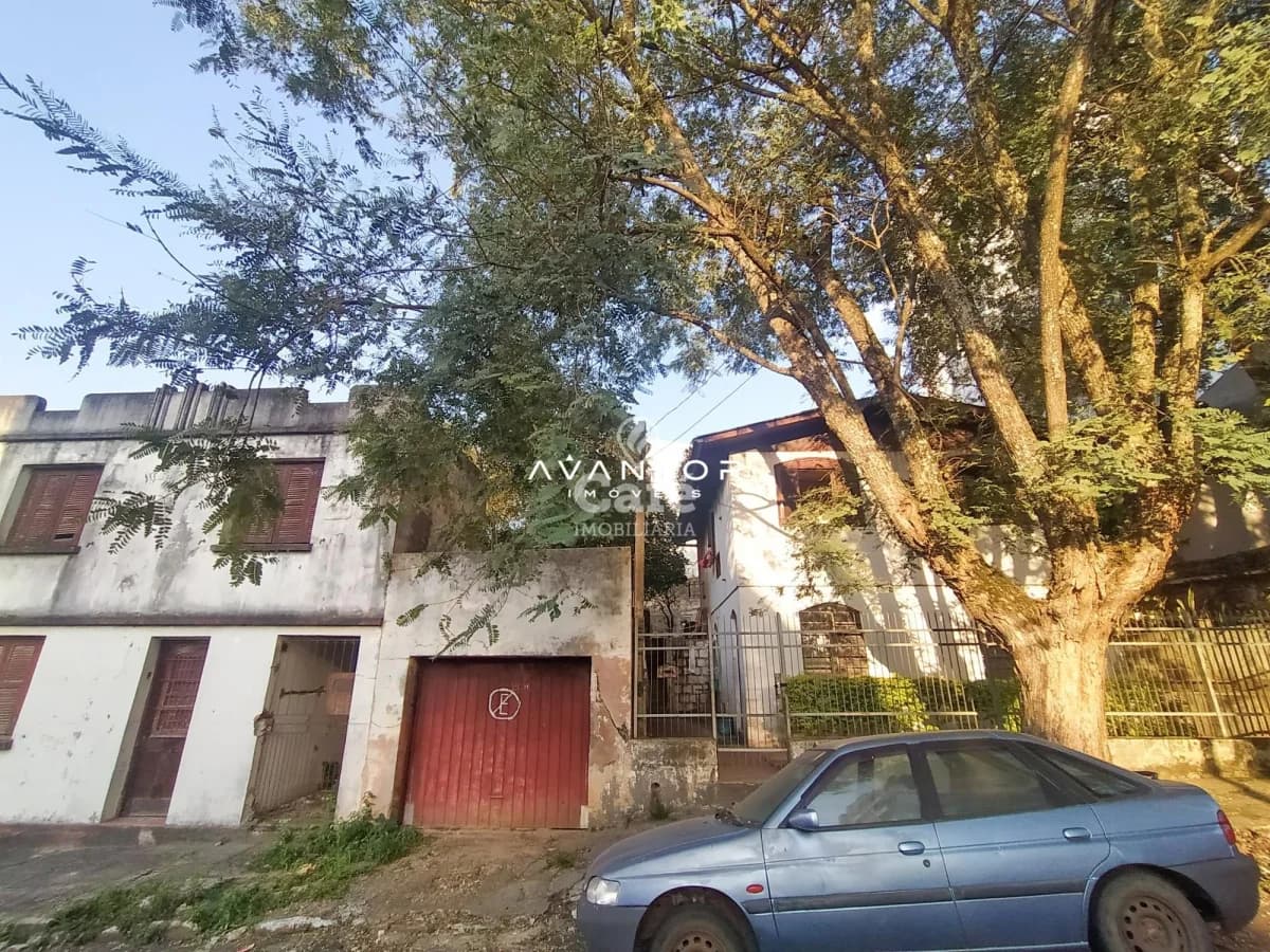 Fachada da casa com árvores — Terreno à venda em Nossa Senhora do Rosário, Santa Maria/RS