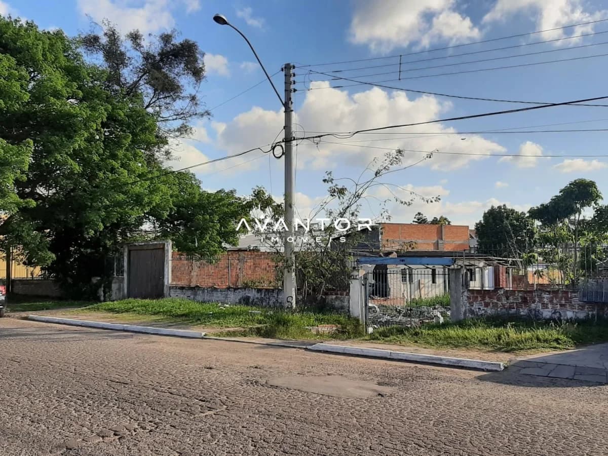 Fachada da casa com terreno — Terreno à venda em Patronato, Santa Maria/RS